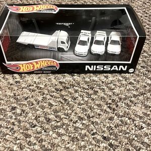I’m selling a hot wheels premium Nissan skyline gtr garage box set.